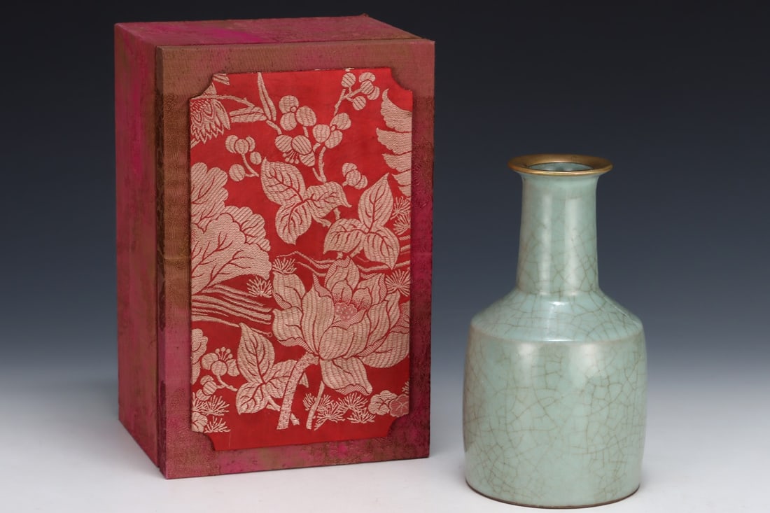 An Exquisite Guan yao Celadon Glazed Cover with Gold Vase (1 of 8)