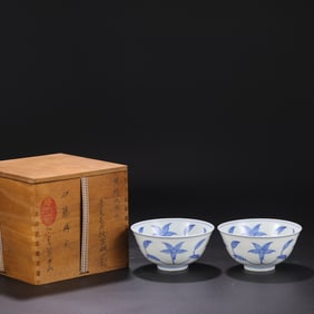 A Pair of Exquisite Blue and White Flower Pattern Bowls
