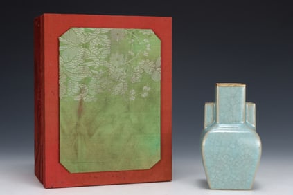 An Exquisite Ru yao Sky Blue Glazed Cover with Gold Double-Ears Vase