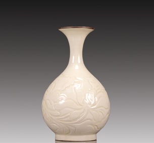 A Gorgeous Dingyao Incised 'Flower' Vase