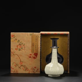 An Exquisite Ge yao Celadon Glazed Cover with Silver Vase,With an Imperial Poem by Emperor Qianlong