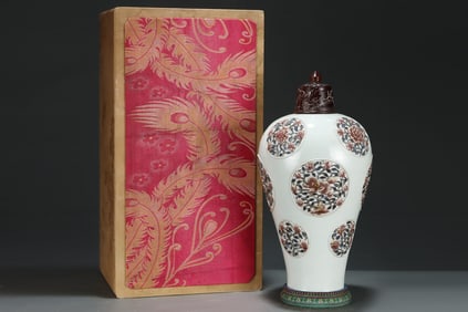 A Huge Blue and White Underglaze-Red Flower,Lion and Phoenix Pattern Bottle