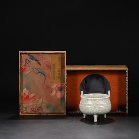 An Exquisite Guan yao Celadon Glazed Double-Ears and Tripod Censer,With an Imperial Poem by Emperor