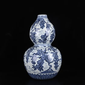 A Huge Blue and White Grapes Pattern Gourd-Shaped Vase