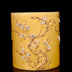 An Exquisite Biscuit Plum Blossom Pattern Brush Pot