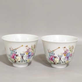 A Pair of Exquisite Famille-Rose Character and Story Pattern Cups