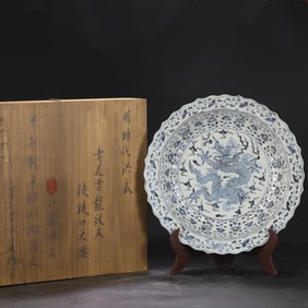 A Huge Blue and White Flower,Auspicious Cloud and Dragon Pattern Plate