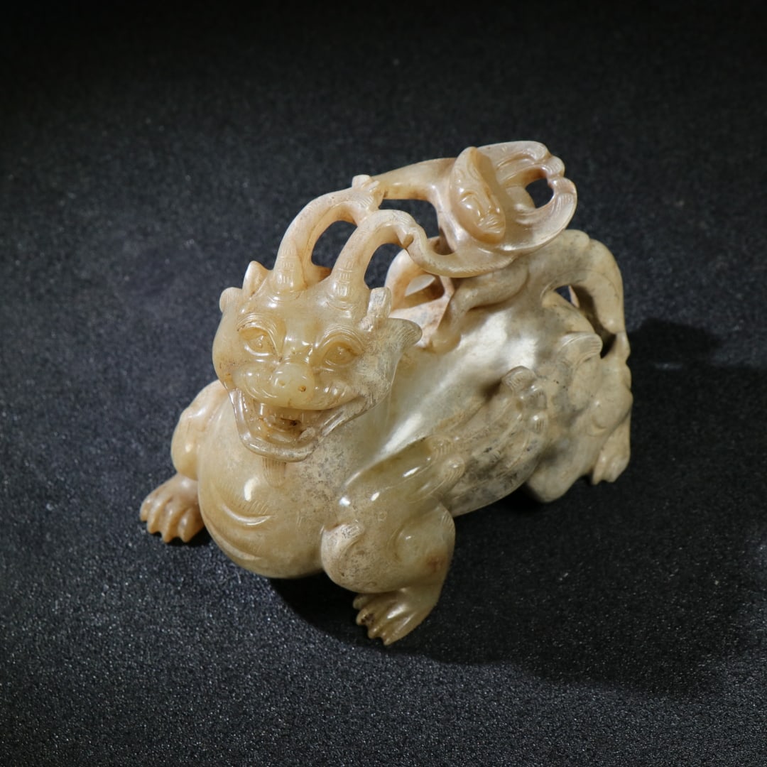 An Exquisite Gaogu Jade Auspicious Beast Ornament: An Exquisite Gaogu Jade Auspicious Beast Ornament，Ancient Time, China，Size：4.5inx3inx2.2in，Weight：442g 高古玉瑞兽摆件ᦁ