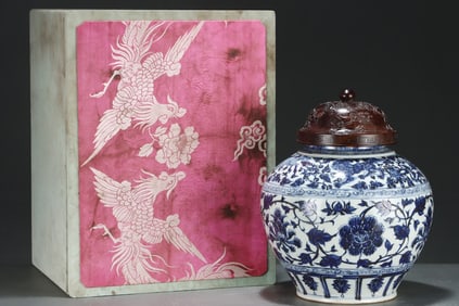 A Huge Blue and White Lotus and Auspicious Beast Pattern Beast-Ears Cover Jar