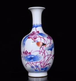An Exquisite Famille-Rose Flower and Bird Pattern Vase