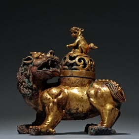 An Exquisite Gilt Bronze Lion-Shaped Censer,With Beast Cover