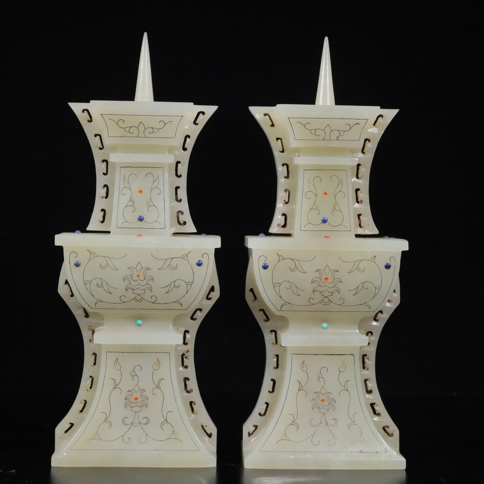 A Pair of Exquisite White Jade Flower Pattern Vases: A Pair of Exquisite White Jade Flower Pattern Vases,Qing Dynasty, China,Size:3.1inx2inx8.7in,Weight:1300g 一对白玉花卉纹瓶,中国清É