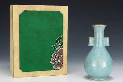 An Exquisite Ru yao Sky Blue Glazed Cover with Gold Double-Ears Vase