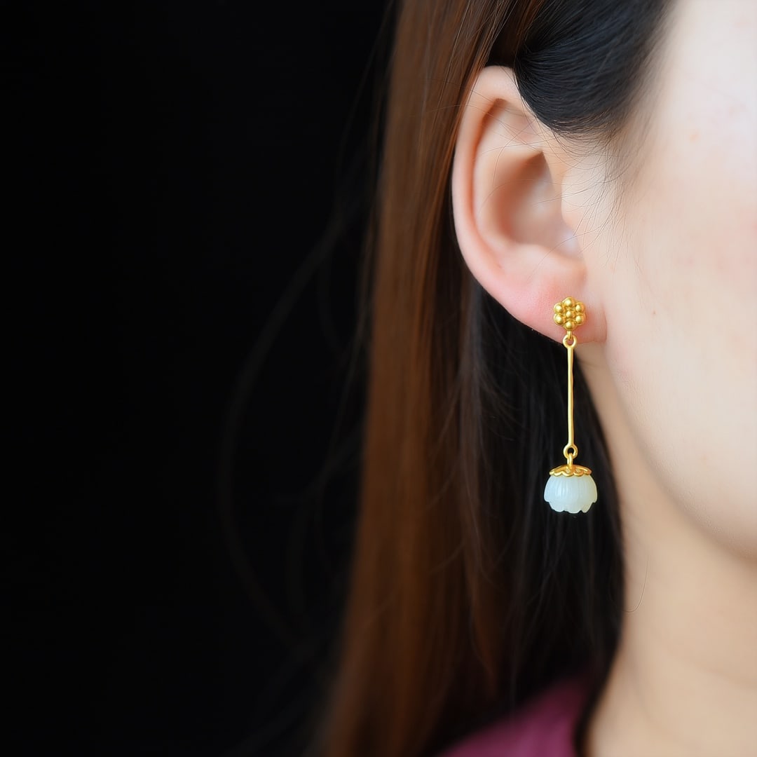 A Pair of Exquisite Sterling Silver-Gold Plated Inlaid White Jade Earrings: A Pair of Exquisite Sterling Silver-Gold Plated Inlaid White Jade Earrings,Size:10mmx10mm ???????????