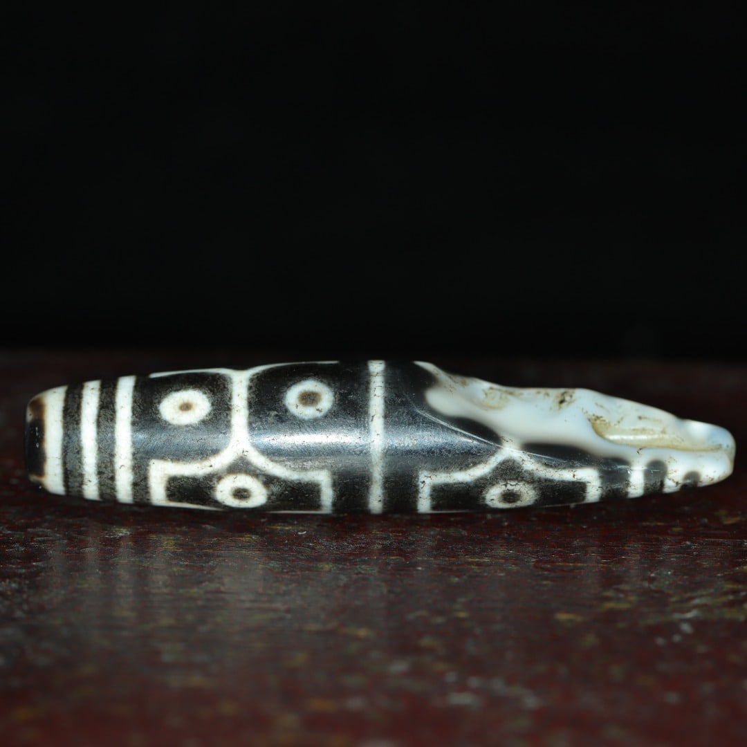 An Exquisite Nine Eyes Dzi Bead Pendant: An Exquisite Nine Eyes Dzi Bead Pendant?Size?75mmx16mm?Weight?27g ????????