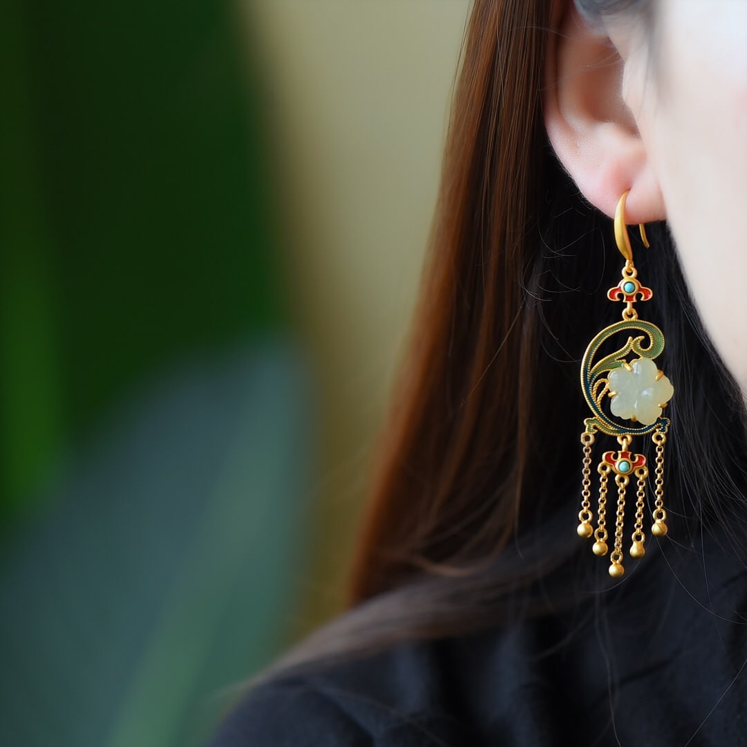 A Pair of Exquisite Sterling Silver-Gold Plated Inlaid White Jade Earrings: A Pair of Exquisite Sterling Silver-Gold Plated Inlaid White Jade Earrings,Size:14mmx14mm ???????????