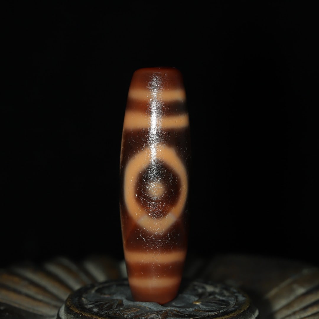 An Exquisite Three Eyes Dzi Bead Pendant: An Exquisite Three Eyes Dzi Bead Pendant?Size?40mmx12mm?Weight?10g ???????