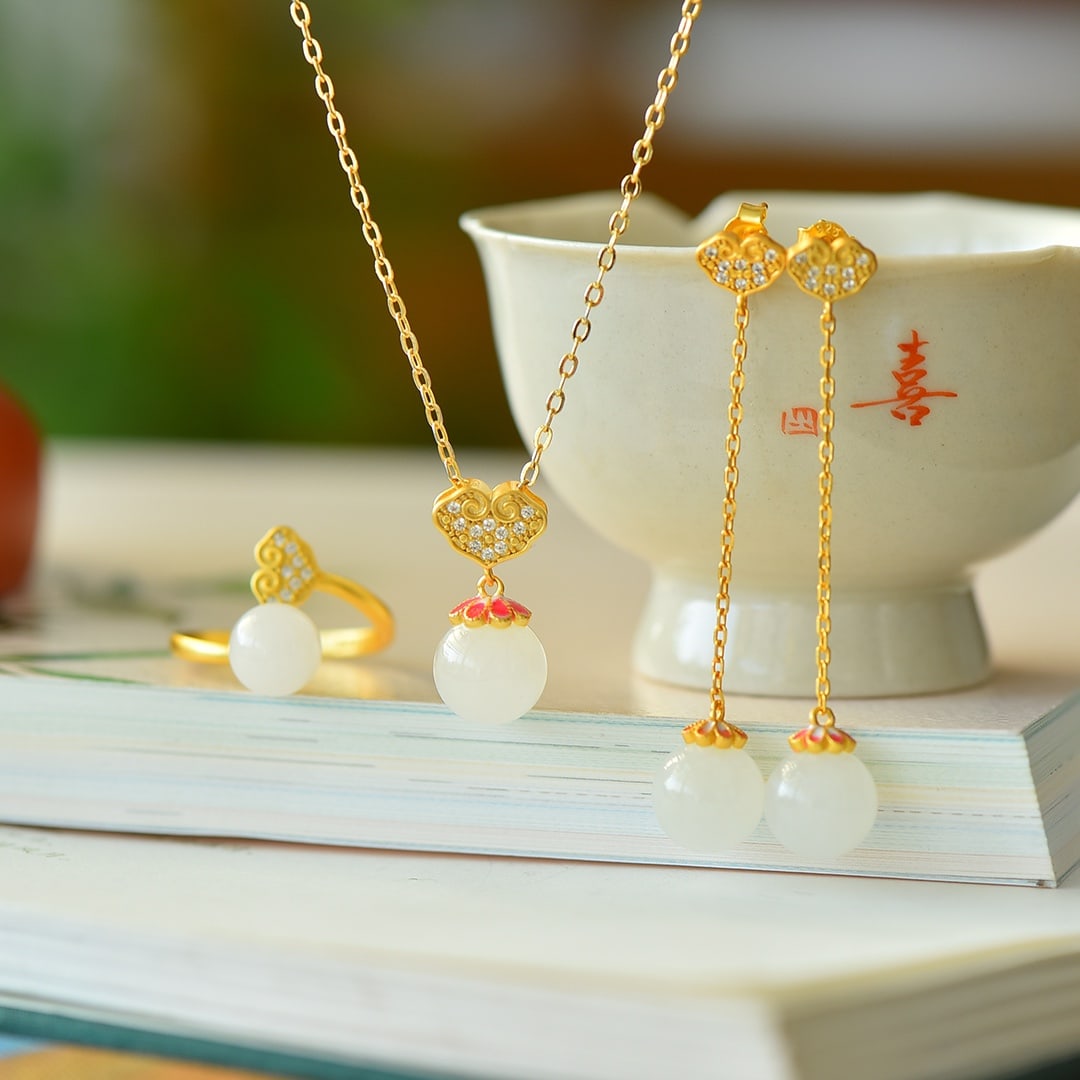 A Set of Fine Sterling Silver-Gold Plated Inlaid White Jade Jewelrys: A Set of Fine Sterling Silver-Gold Plated Inlaid White Jade Jewelrys, ???????????