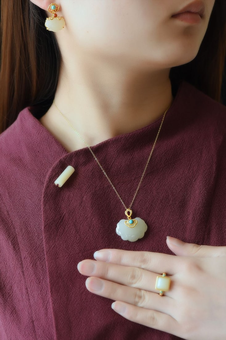 A Set of Fine Sterling Silver-Gold Plated Inlaid White Jade Jewelrys: A Set of Fine Sterling Silver-Gold Plated Inlaid White Jade Jewelrys,Size:(Pendant)21mmx28mm,(Earrings)13mmx18mm,(Ring)10mmx10mm ???????????