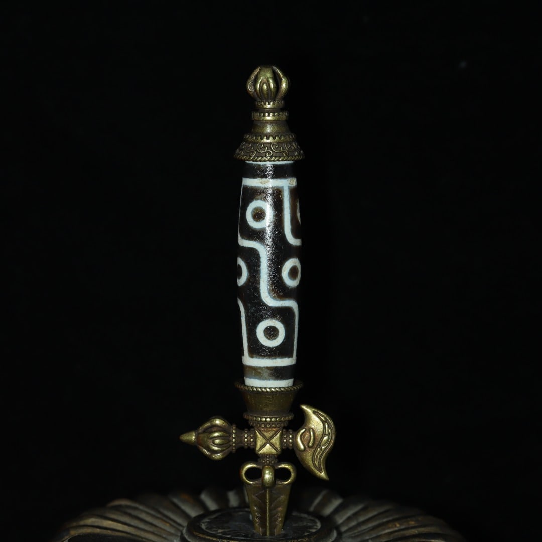 An Exquisite Dzi Bead Inlaid Bronze Vajry Pestle Pendant: An Exquisite Dzi Bead Inlaid Bronze Vajry Pestle Pendant?Size?112mmx14mm?Weight?36g ???????????