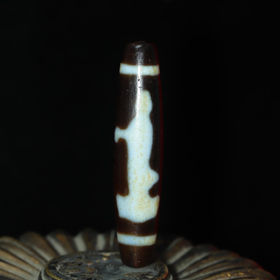 An Exquisite Avalokitesvara Pattern Dzi Bead Pendant: An Exquisite Avalokitesvara Pattern Dzi Bead Pendant?Size?57mmx12mm?Weight?14g ??????????