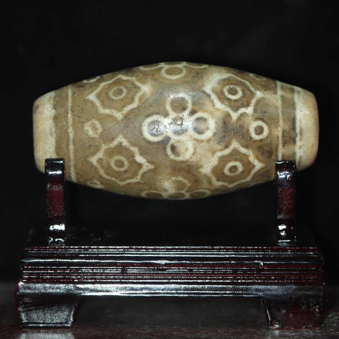 An Exquisite Dzi Bead Ornament?With Base: An Exquisite Dzi Bead Ornament?With Base?Size?139mmx68mm?Weight?858g ?????????