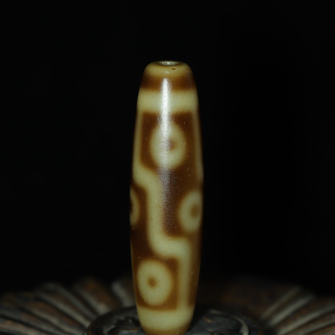 An Exquisite Nine Eyes Dzi Bead Pendant: An Exquisite Nine Eyes Dzi Bead Pendant?Size?49mmx13mm?Weight?13g ????????