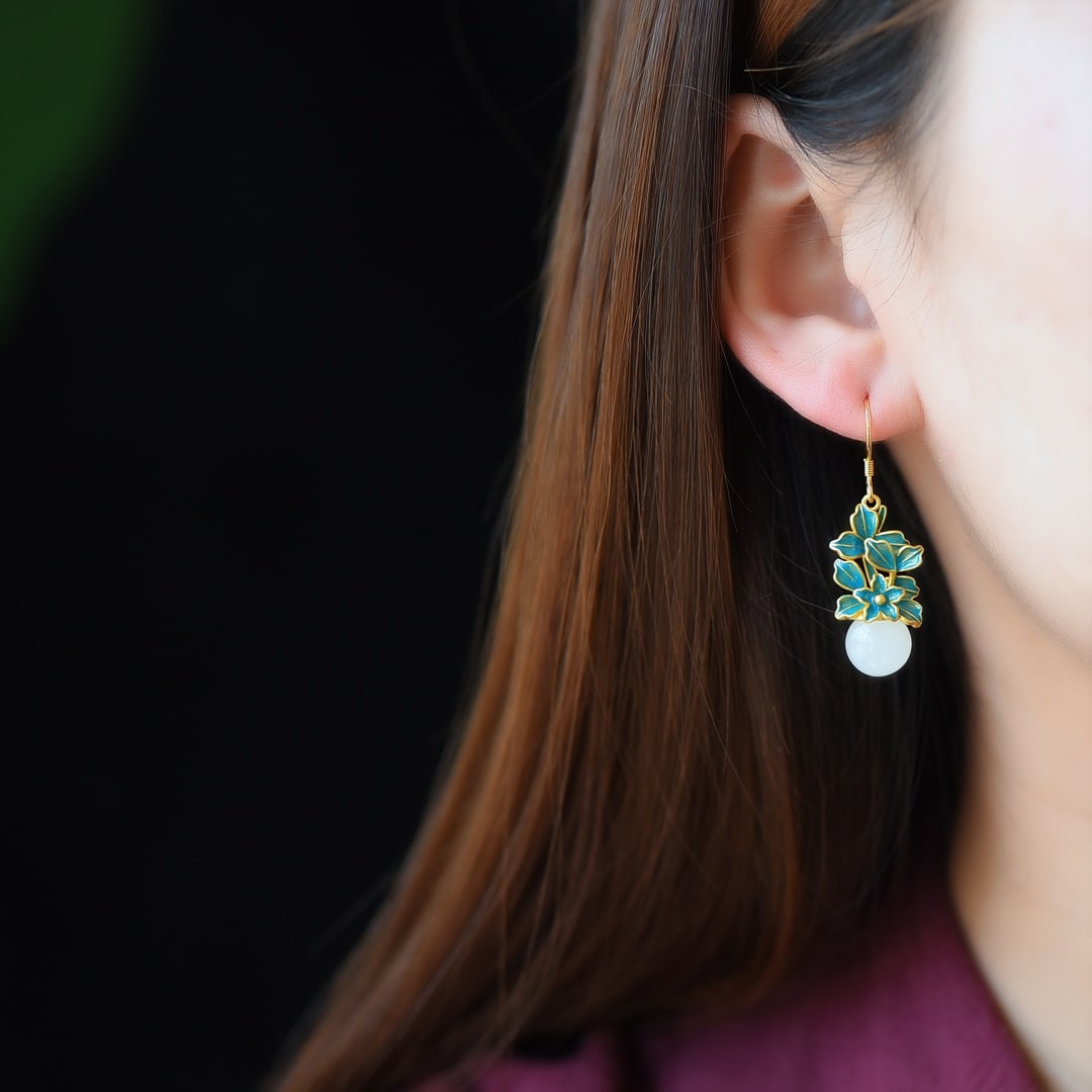 A Pair of Exquisite Sterling Silver-Gold Plated Inlaid White Jade Earrings: A Pair of Exquisite Sterling Silver-Gold Plated Inlaid White Jade Earrings,Size:10mmx10mm ???????????