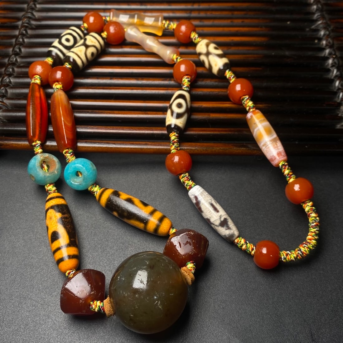 An Exquisite Agate Dzi Bead Necklace: An Exquisite Agate Dzi Bead Necklace,Size:28mm,36mmx11mm ???????