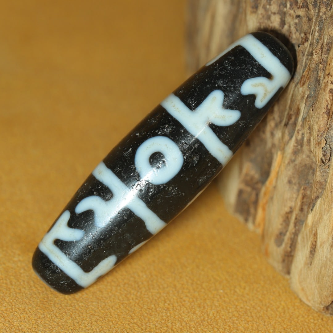 An Exquisite Three Eyes Dzi Bead Pendant: An Exquisite Three Eyes Dzi Bead Pendant?Size?47mmx13mm?Weight?12g ???????