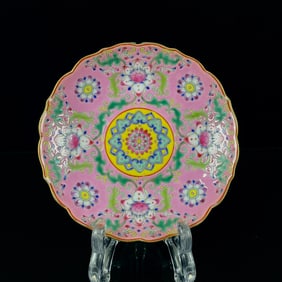An Exquisite Famille-Rose Lotus Pattern Plate