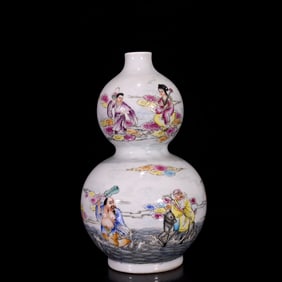 An Exquisite Famille-Rose Figure and Story Pattern Gourd-Shaped Vase