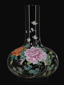 An Exquisite Enamel Flower Pattern Vase
