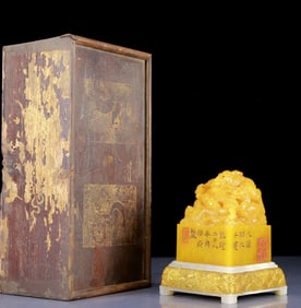 An Exquisite Tianhuang Stone Dragon Pattern Seal,With Shoushan Stone Cover with Gold Base