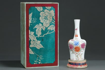 An Exquisite Famille-Rose Flower and Butterfly Pattern Vase