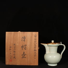 An Exquisite Ru yao Celeste Blue Glazed Cover with Gold Pot