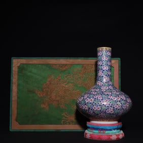 An Exquisite Famille-Rose Flower Pattern Vase