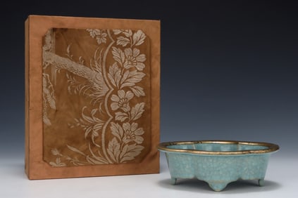 An Exquisite Ru yao Cover with Gold Brush Washer,with an Imperial Poem by Emperor Qianlong