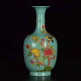An Exquisite Green Ground Famille-Rose Flower and Bird Pattern Vase