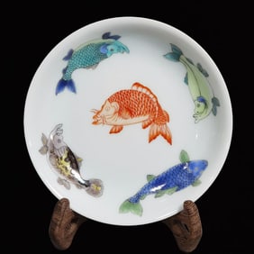An Exquisite Famille-Rose Fish Pattern Plate