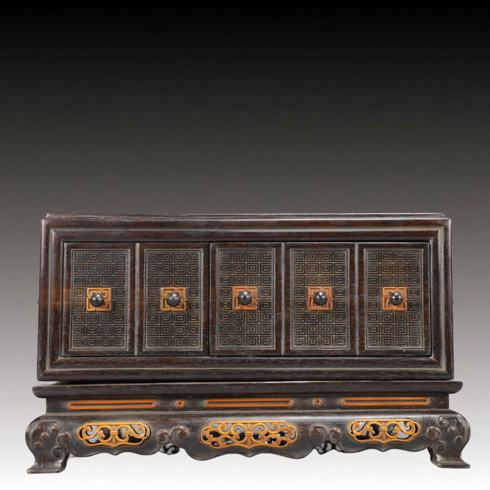 An Exquisite Zitanwood Bats Pattern Box: An Exquisite Zitanwood Bats Pattern Box,Qing Dynasty,China,Size:11.4inx11.4inx6.7in,Weight:3800g 紫檀木蝙蝠纹盒,中国清代