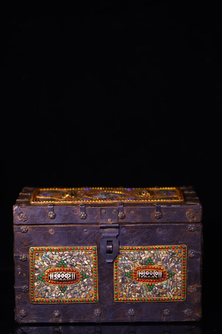 A Rare Bronze Inlaid Dzi Bead and Gems Dragon Pattern Box: A Rare Bronze Inlaid Dzi Bead and Gems Dragon Pattern Box,Qing Dynasty,China,Size:7.1inx11in,Weight:3800g 