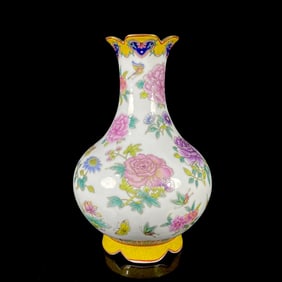 An Exquisite Famille-Rose Flower and Butterfly Pattern Vase