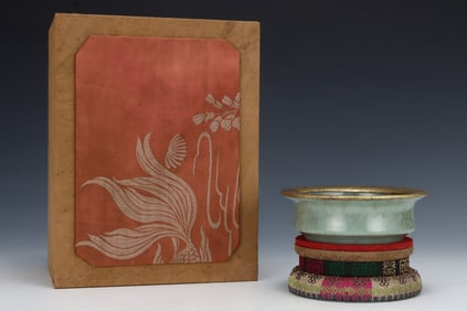 An Exquisite Guan yao Cover with Gold Brush Washer,with an Imperial Poem by Emperor Qianlong
