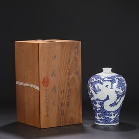 An Exquisite Blue and White Seawater and Dragon Pattern Vase