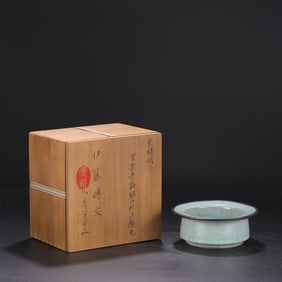 An Exquisite Guan yao Celadon Glazed Cover with Silver Brush Washer,with an Imperial Poem by Emperor