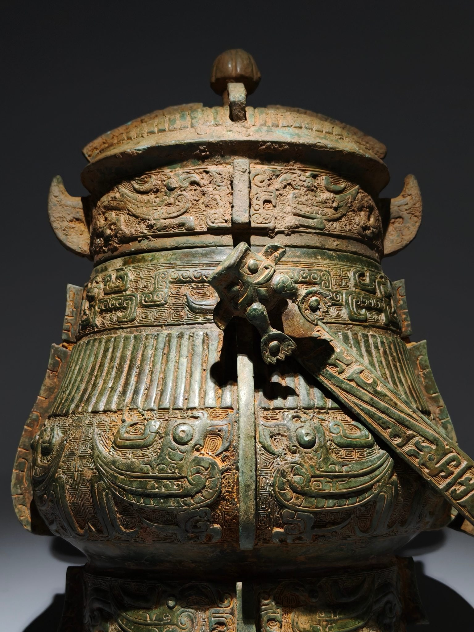 An Archaic Bronze Phoenix Pattern Loop-handled Pot - 2
