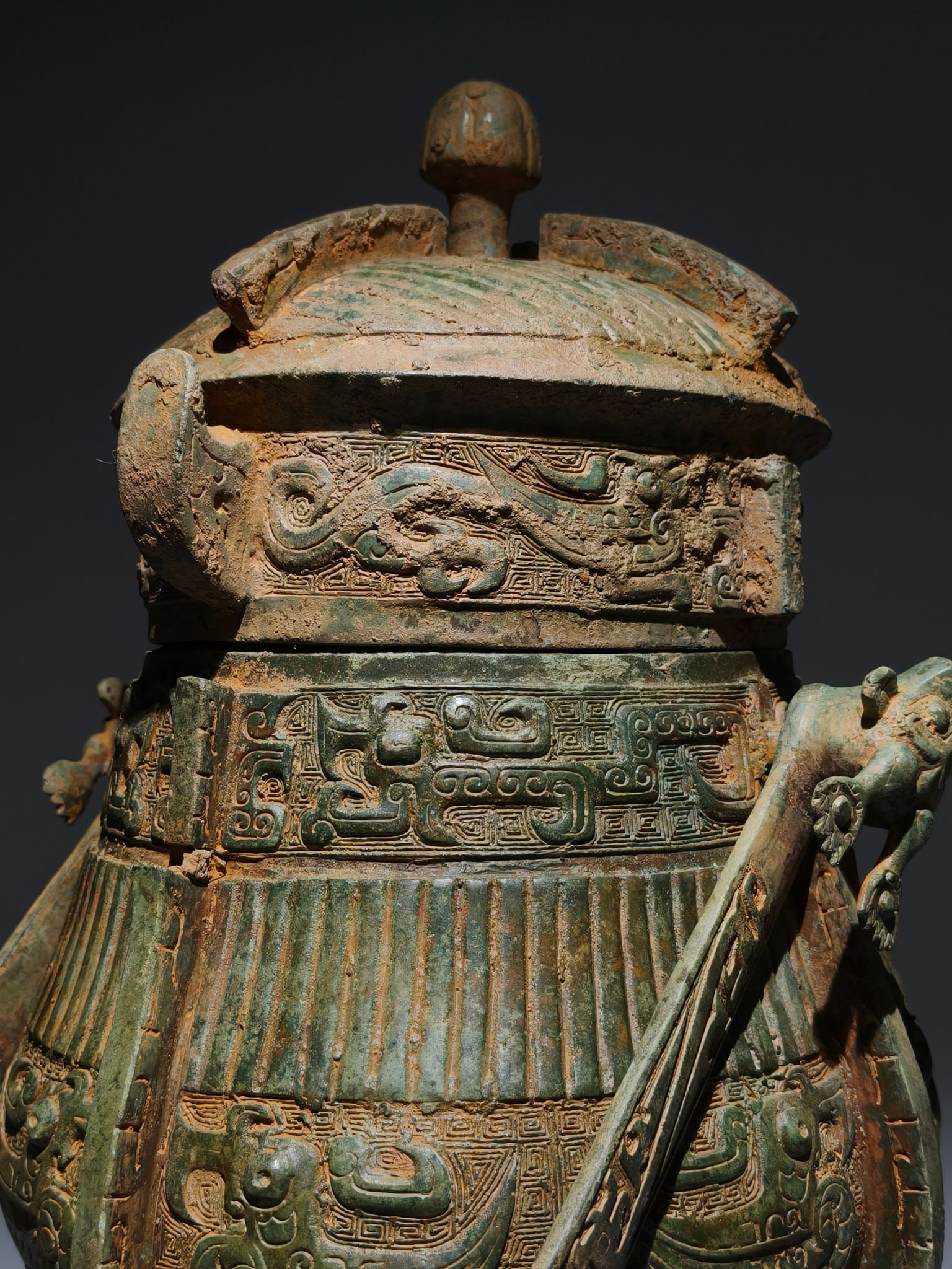 An Archaic Bronze Phoenix Pattern Loop-handled Pot - 4