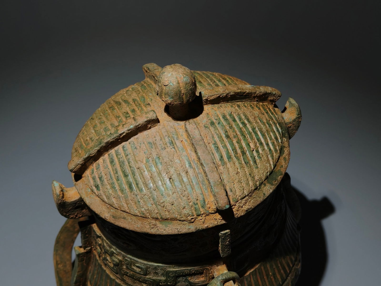 An Archaic Bronze Phoenix Pattern Loop-handled Pot - 6