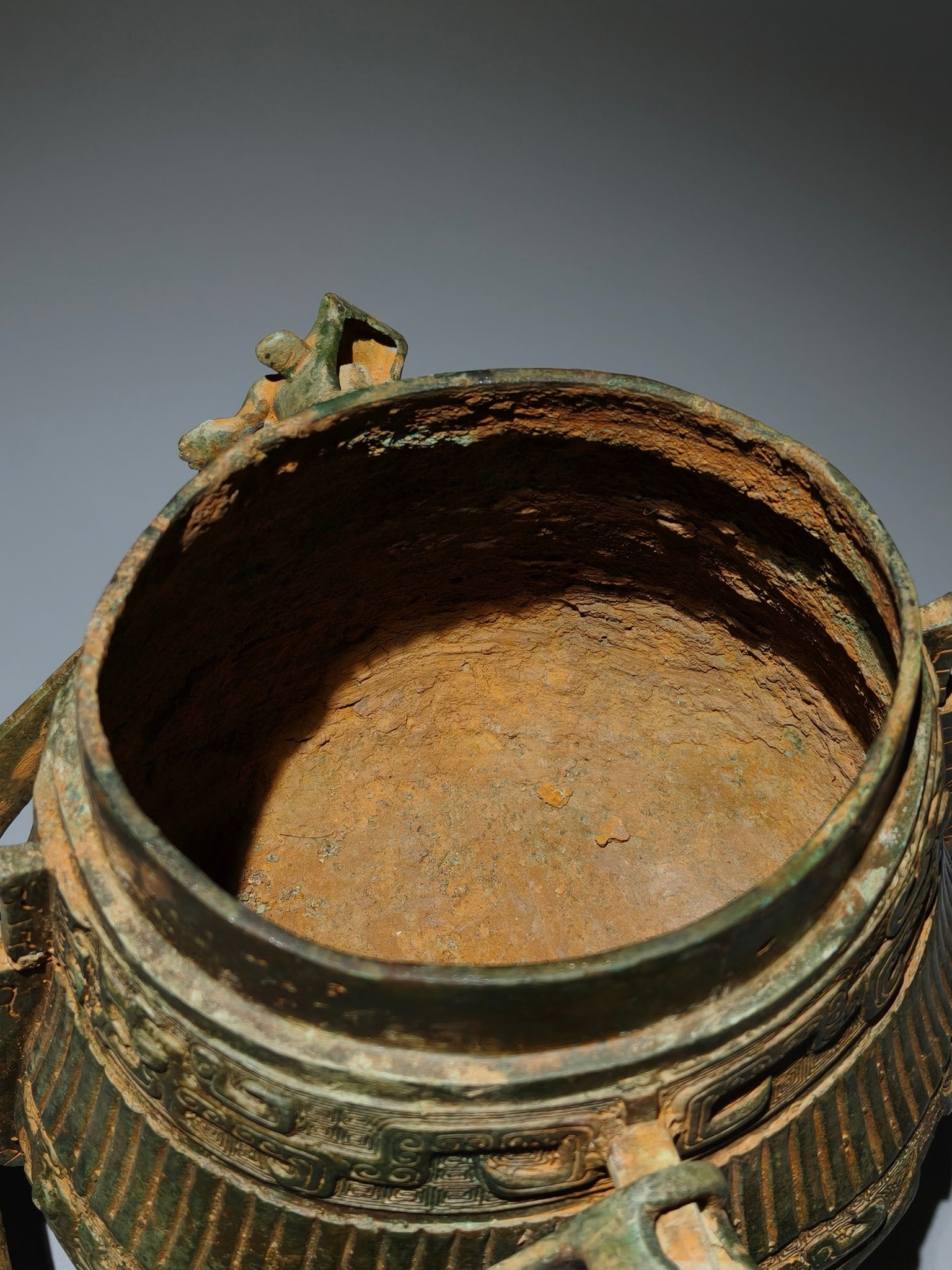 An Archaic Bronze Phoenix Pattern Loop-handled Pot - 7